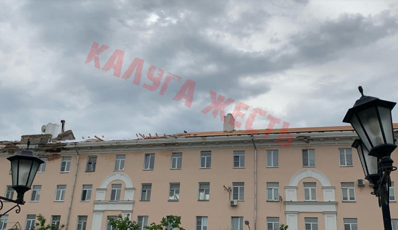 Жители многоэтажки в центре Калуги в ливни осталась без крыши