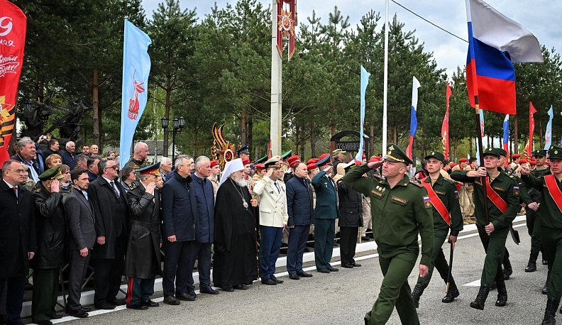 В Куйбышевском районе накануне 80-летия Великой Победы открыли памятник «Защитникам Отечества»