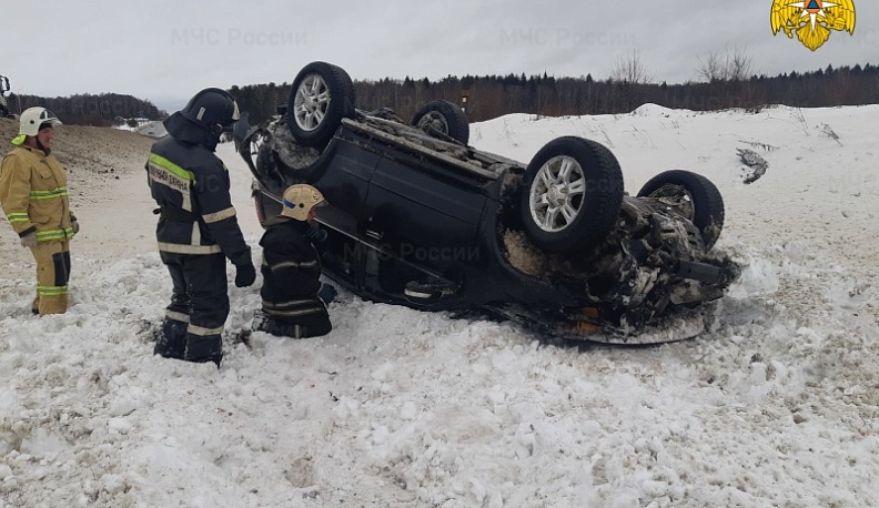 В Калужской области из-за выбежавшей на дорогу собаки, перевернулся автомобиль 