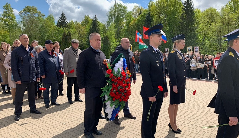 Сотрудники Калужского отделения Сбера приняли участие в церемонии возложения цветов к памятнику cоветским воинам