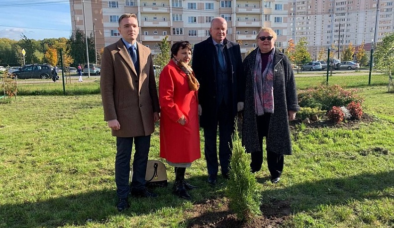 В Калуге на Правобережье высадили Аллею заслуженных учителей