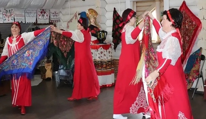 В Мещовском музее трех цариц прошла интерактивная выставка русского платка