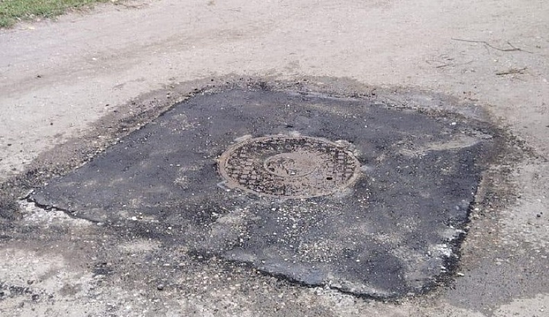 В Калуге восстановили асфальт после замены люка благодаря обращению жителя