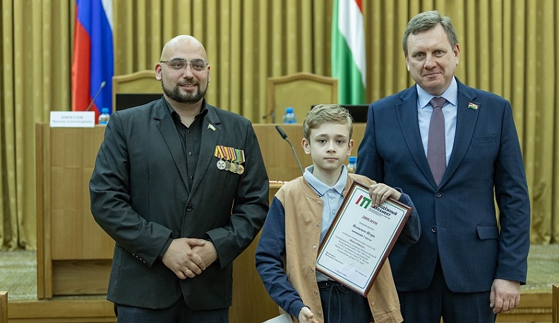 В калужском парламенте наградили призёров конкурса рисунков «Наша Победа»