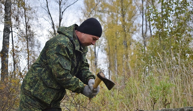 В Тарусе заготавливают дрова для СВОих