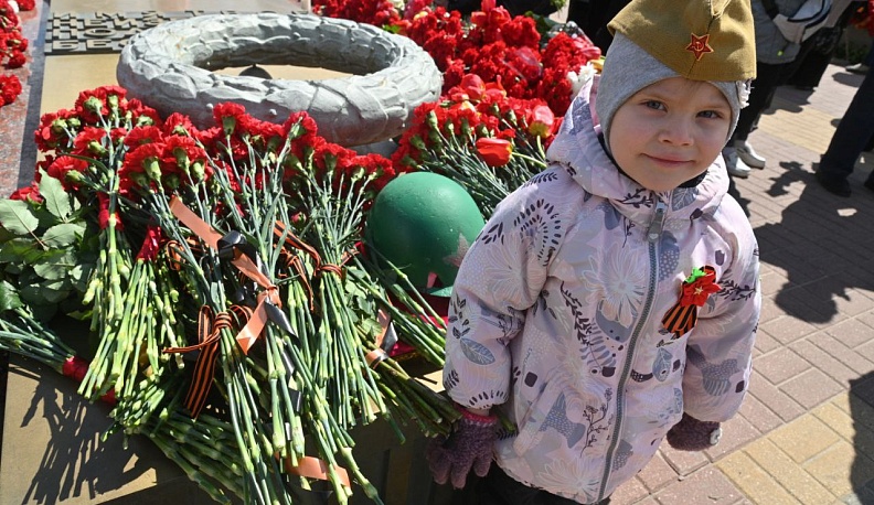 Калужане почтили память героев Великой Отечественной войны у Могилы Неизвестного Cолдата 