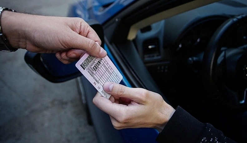 В Калуге инспекторы поймали водителя с поддельными правами