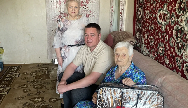 Накануне Дня Победы в Спас-Деменске поздравили единственную в округе труженицу тыла
