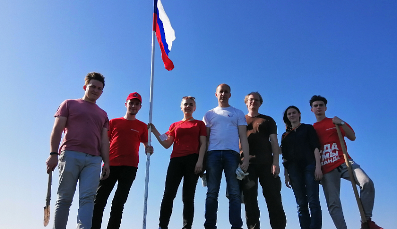 В честь Дня России калужские активисты ОНФ подняли триколор над трассой М-3 “Москва-Украина”