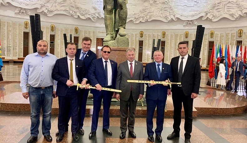 Анатолий Артамонов поздравил города воинской славы Калужской области с получением Мечей Победы