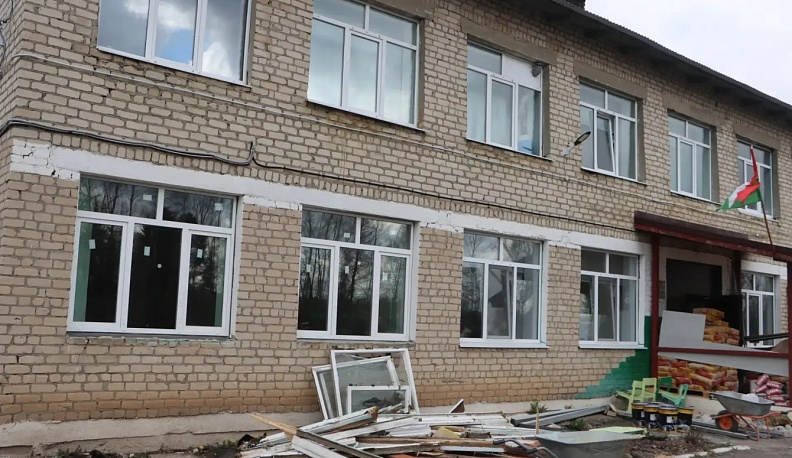 Масштабный капремонт по нацпроекту продолжают специалисты в Глазовской школе