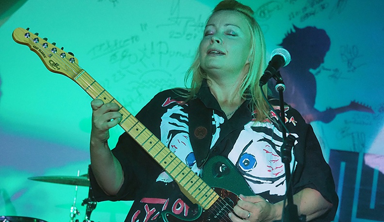 На «подвальнике» Ксения Федулова исполнила песню-посвящение любимому учителю «У той большой реки, где не бывает льда». 