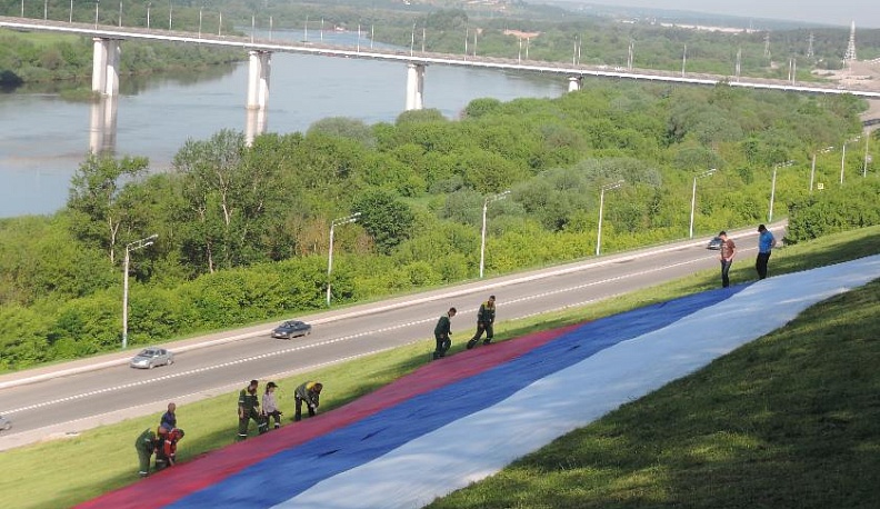 На склоне городского парка к празднику развёрнут огромный триколор