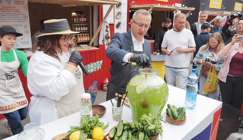 На гастрофесте можно было попробовать лимонад, в создании которого участвовал губернатор