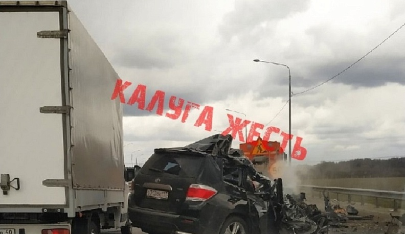 В Детчино иномарка влетела в машину дорожников