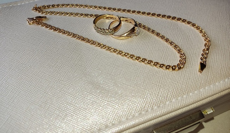 Знакомство с молодыми людьми закончилось для калужанки потерей золота