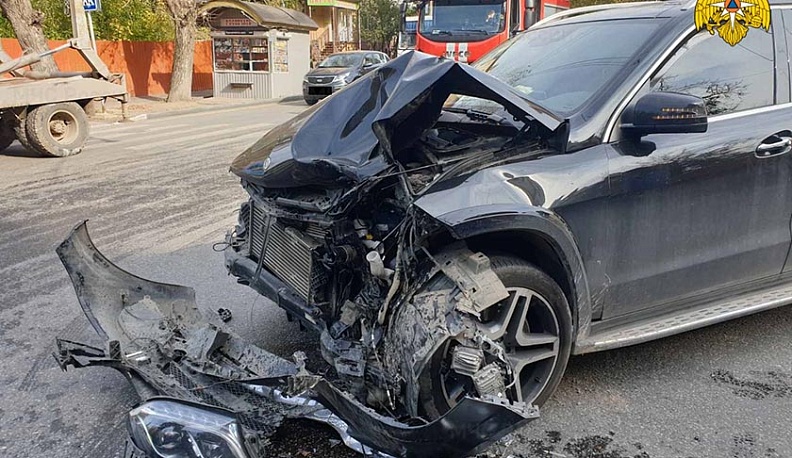 В Калуге МАЗ смял Мерседес