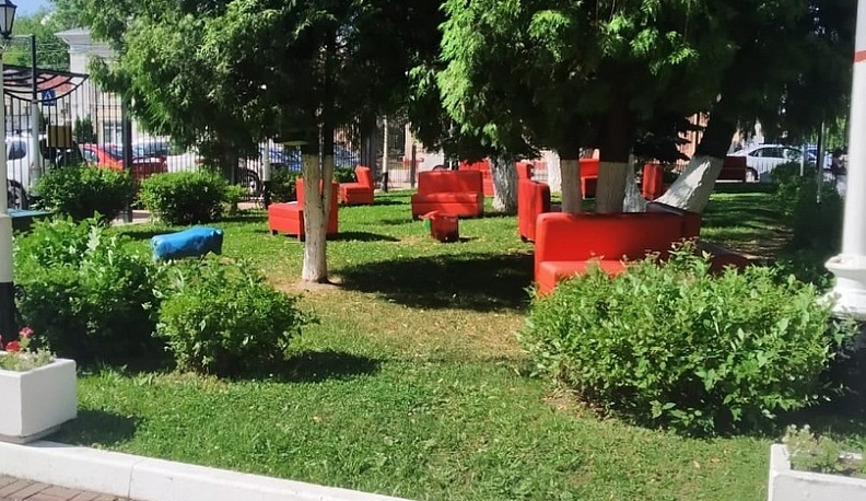 Калужан приглашают отдохнуть на красных диванах у драмтеатра