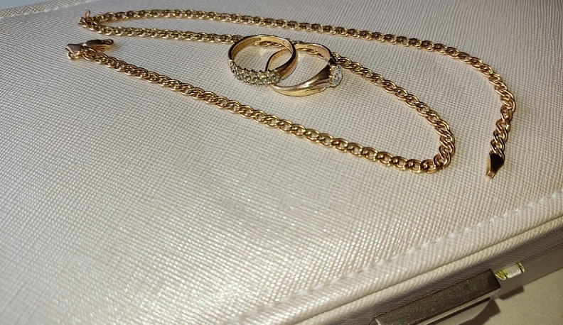 В Калуге вор украл у знакомой ювелирные украшения