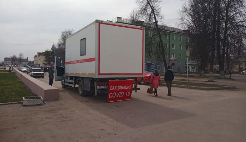 Сделать прививку от ковида можно прямо в центре Людинова в передвижном ФАПе