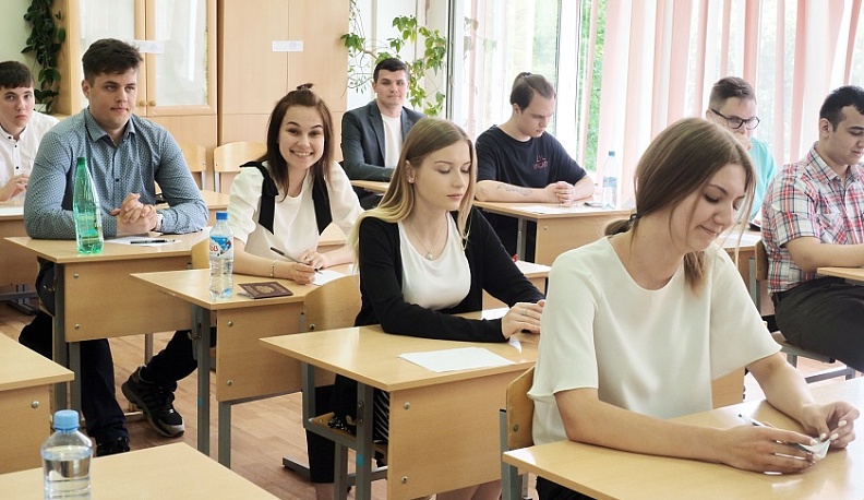 В Калуге пять выпускников получили сто баллов за ЕГЭ по обществознанию