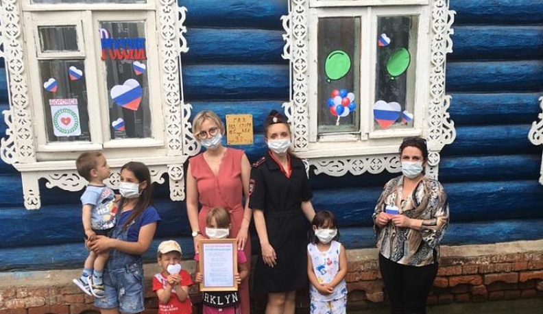 Многодетная семья из Боровска украсила окна дома символикой родного города