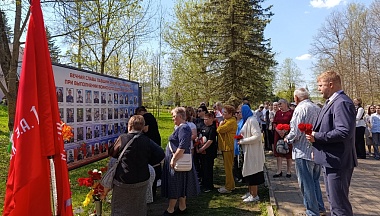 В Думиничах открыли обновленный мемориальный стенд, посвященный землякам - героям спецоперации