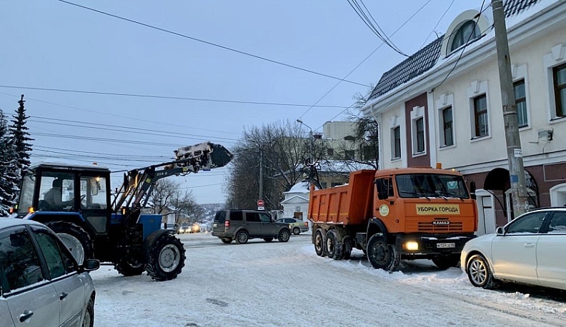 В Калуге расчистили тротуар по просьбе местной жительницы в соцсетях