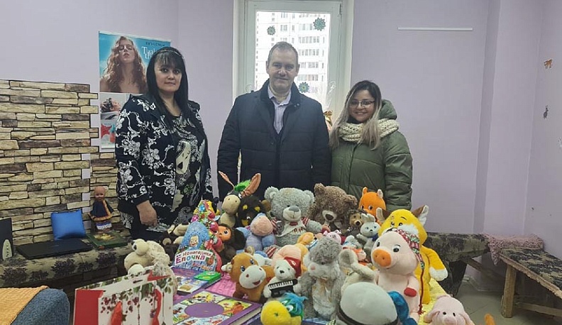 Депутат Александр Окунев подарил многодетным семьям музыкальный центр