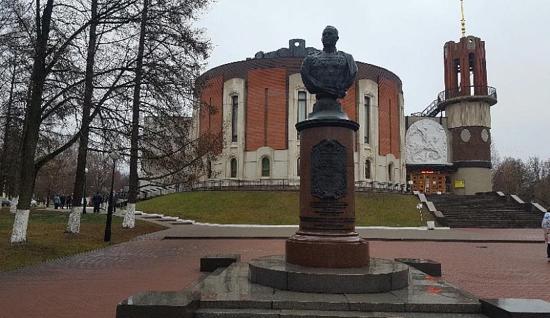 Между прошлым и будущим 