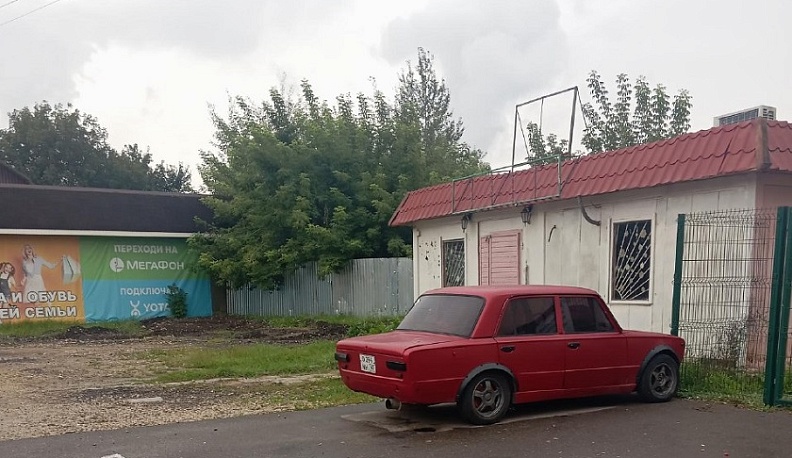 В Боровском районе убрали мусор около дома после обращений граждан