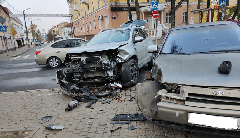 В центре Калуги столкнулись «ВАЗ» и «Рено»
