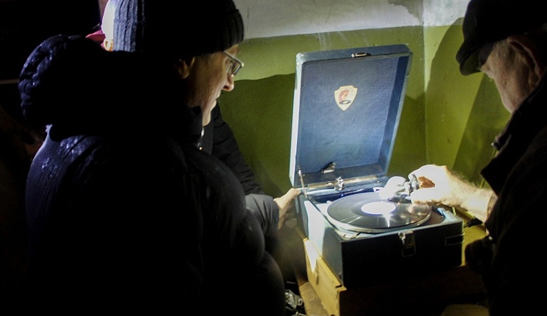 В Калуге во время субботника на территории дома-памятника нашли старинный патефон с пластинками