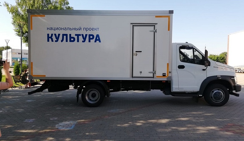 В Перемышльский район поступил современный автоклуб