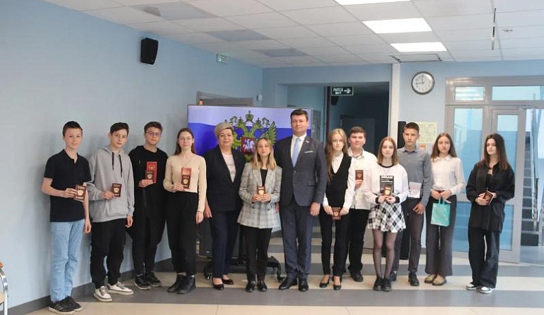 В Калуге подросткам торжественно вручили паспорта в преддверии Дня защиты детей