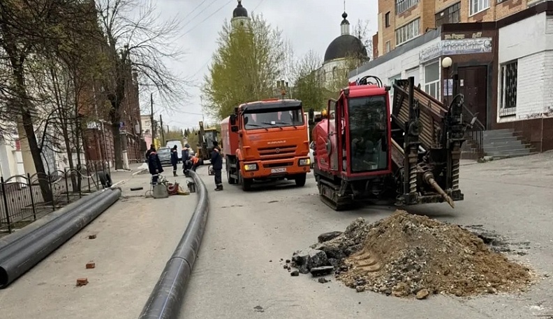 В центре Калуги из-за провала коллектора частично перекрыли улицу Герцена