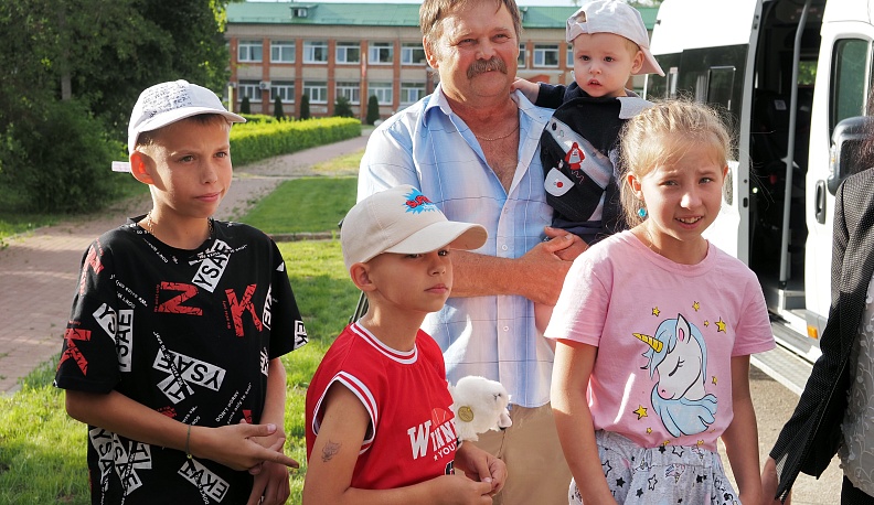 В одну семью