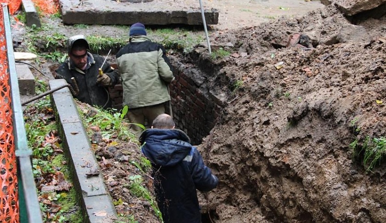 Калугатеплосеть устраняет две аварии на теплотрассе в Калуге