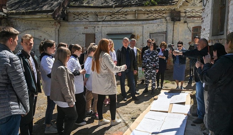 Владислав Шапша пообщался с реставраторами боровского «Дома с кружевами»