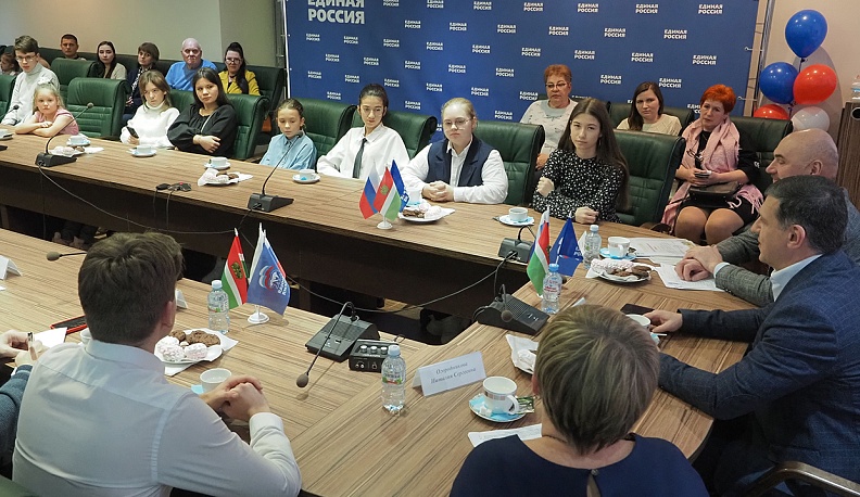 Александр  Ефремов  общается  с учащимися  агроклассов.