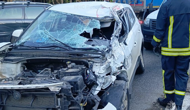 На трассе в Калужской области столкнулись «КАМАЗ» и кроссовер