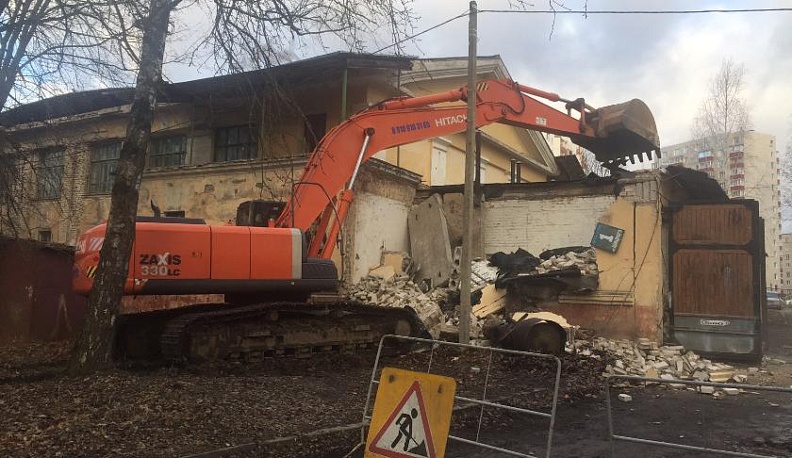 В Обнинске начали сносить здание спортзала на ул. Шацкого, 1