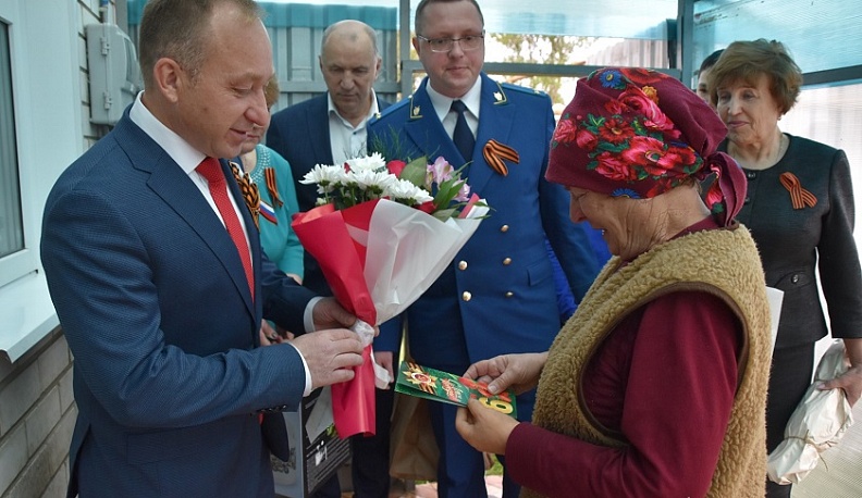 Жители Людинова поздравили ветеранов с Днём Победы