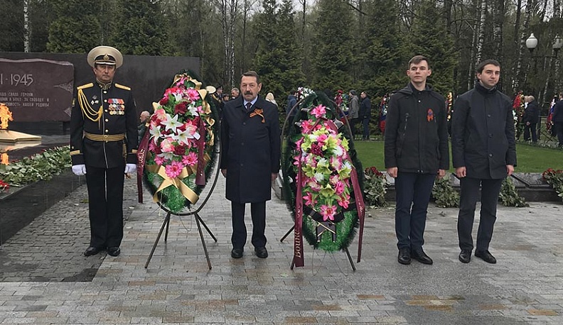 Торжественное возложение венков и цветов к мемориалу «Вечный огонь» состоялось в Обнинске
