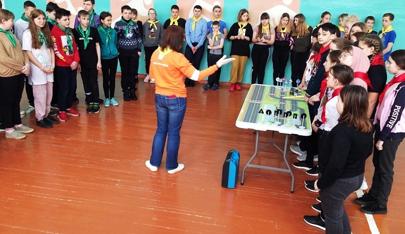 Школьникам Кирова напомнили о правилах безопасности на дорогах