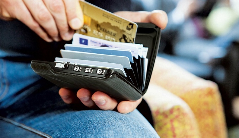 В Людинове мужчина украл визитницу из сумки детской коляски