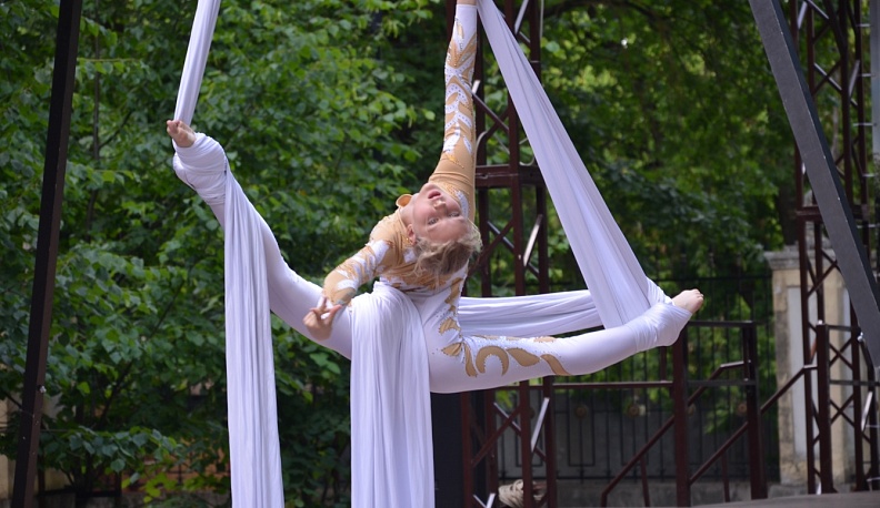 В калужском парке культуры и отдыха прошло выступление воздушных гимнастов