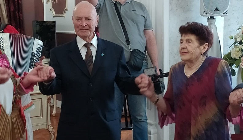 Пять супружеских пар отпраздновали юбилей совместной жизни в ЗАГСе Калуги