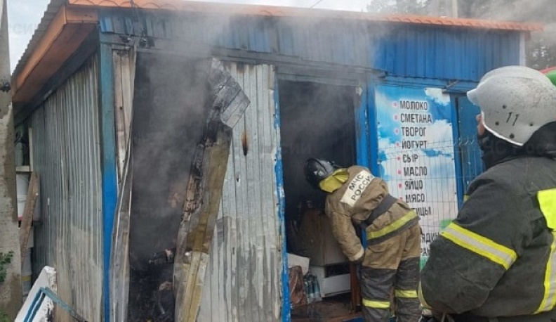 В Боровском районе сгорела продуктовая палатка