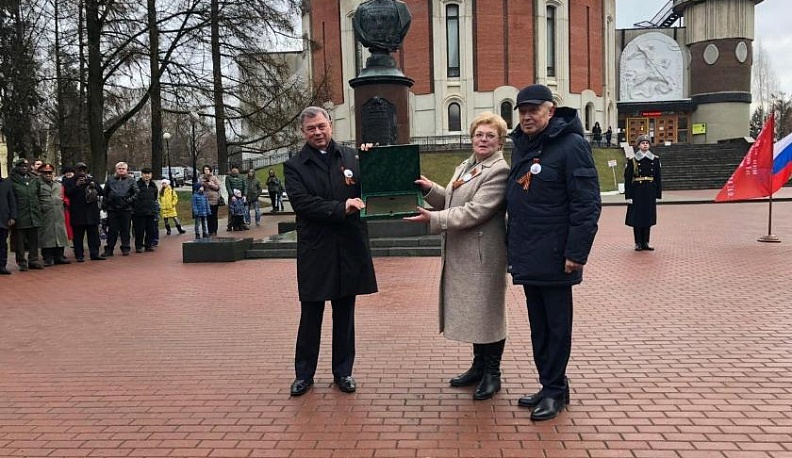 Он - гордость наша! Он - доблесть наша!  Он - символ верности стране!